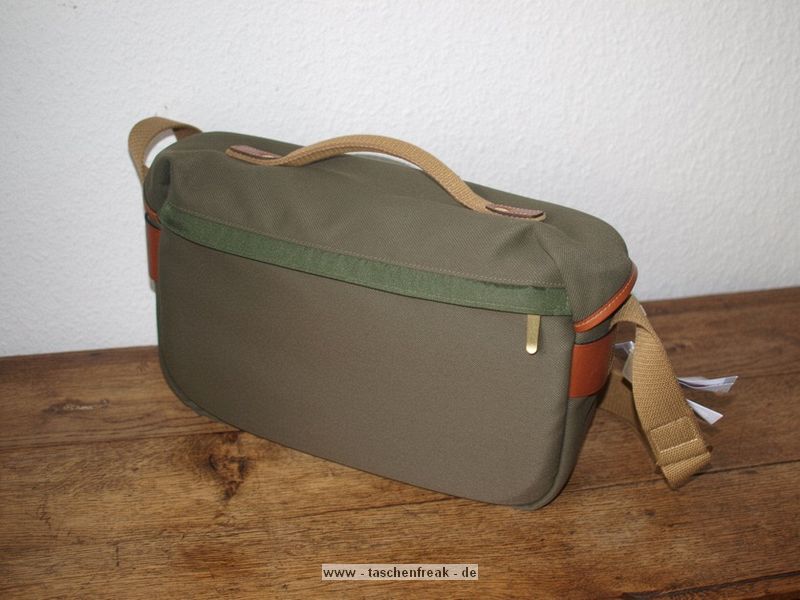 BILLINGHAM HADLEY PRO\n\nFoto und Text von Stefan W aus Halle - VIELEN DANK!\n\nKommentar:\n\nHallo, ich habe noch Fotos einer Billingham Hadley Pro. \n\nLeider wird bei den kleinen Billingham-Taschen kein Schultergurt mitgeliefert, so dass dieser noch dazuzukaufen ist. \nAuch konnte ich die Tasche nicht ausgiebig testen, da ich das neue Material FibreNyte kaum anfassen kann. Zwar kann ich mir vorstellen, dass dieses Material\nauch viele Befrworter findet, doch haptisch lsst es sich meiner Meinung nach nicht mit dem alten Canvas-Material  vergleichen. \n\nSollten die Fotos interessant genug zum Integrieren auf der homepage sein, bitte meinen Namen nur als "Stefan W. aus Halle" angeben. \n\nGru\n\nStefan