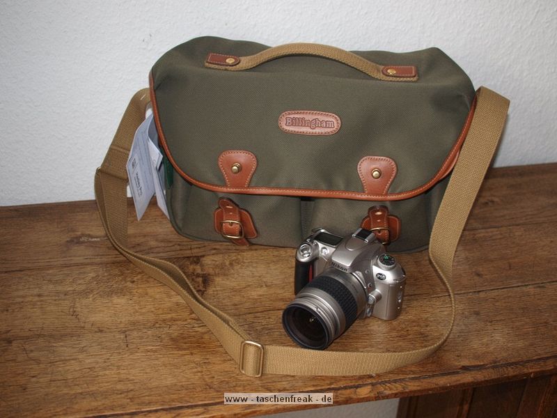 BILLINGHAM HADLEY PRO\n\nFoto und Text von Stefan W aus Halle - VIELEN DANK!\n\nKommentar:\n\nHallo, ich habe noch Fotos einer Billingham Hadley Pro. \n\nLeider wird bei den kleinen Billingham-Taschen kein Schultergurt mitgeliefert, so dass dieser noch dazuzukaufen ist. \nAuch konnte ich die Tasche nicht ausgiebig testen, da ich das neue Material FibreNyte kaum anfassen kann. Zwar kann ich mir vorstellen, dass dieses Material\nauch viele Befrworter findet, doch haptisch lsst es sich meiner Meinung nach nicht mit dem alten Canvas-Material  vergleichen. \n\nSollten die Fotos interessant genug zum Integrieren auf der homepage sein, bitte meinen Namen nur als "Stefan W. aus Halle" angeben. \n\nGru\n\nStefan