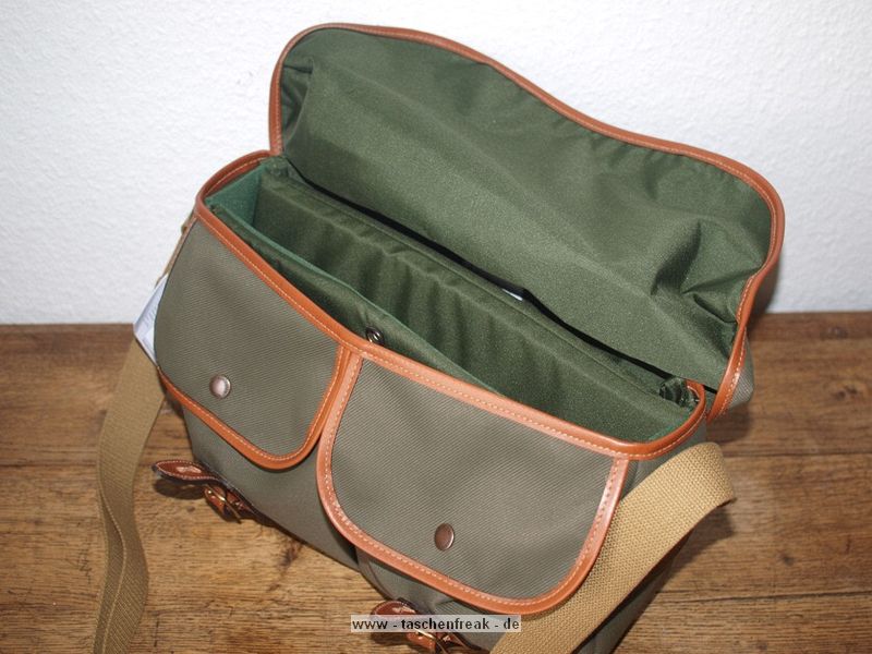 BILLINGHAM HADLEY PRO\n\nFoto und Text von Stefan W aus Halle - VIELEN DANK!\n\nKommentar:\n\nHallo, ich habe noch Fotos einer Billingham Hadley Pro. \n\nLeider wird bei den kleinen Billingham-Taschen kein Schultergurt mitgeliefert, so dass dieser noch dazuzukaufen ist. \nAuch konnte ich die Tasche nicht ausgiebig testen, da ich das neue Material FibreNyte kaum anfassen kann. Zwar kann ich mir vorstellen, dass dieses Material\nauch viele Befrworter findet, doch haptisch lsst es sich meiner Meinung nach nicht mit dem alten Canvas-Material  vergleichen. \n\nSollten die Fotos interessant genug zum Integrieren auf der homepage sein, bitte meinen Namen nur als "Stefan W. aus Halle" angeben. \n\nGru\n\nStefan