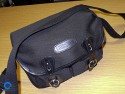 BILLINGHAM HADLEY SMALL\n\nFoto und Text von Jrg Langer - www.taschenfreak.de\n\nKommentar:\n\nDie kleinste Billingham aus der bekannten Hadley Serie. Typisch fr Billingham, der edle aber sehr robuste Stoff, die unauffllige "Bauform", die Lederbeschlge fr den Verschluss und der grne "Innenraum" der sehr weich und schtzend fr die edlen Teile darin ist.\n\nDie "Small Hadley" ist ideal fr eine kleine DSLR wie D40 oder D90 mit einem Kit oder Zoom bis max 18-200 VR oder ideal fr eine Systemkamera mit angesetzten Objektiv und einem weiteren Objektiv. Hinter dem Fotofach ist ein weiches flaches Fach zu finden welchen wirklich perfekt zugeschnitten fr das iPad ist und die beiden Fronttaschen nehmen gut Handy, Ersatzakku, Camera Connection Kit fr das iPad oder auch Geldbrse auf. \n\nDie Tasche ist sehe edel verarbeitet, dennoch praktisch und bequem zu nutzen. Der Gurt st fest und nicht abnehmbar und leider recht rutschig auf der Jacke. Dagegen hilft das optionale Schulterpolster fr den Gurt (das ich leider nicht mitbestellt habe....).\n\nAlso wer eine kleine Tasche fr seine kleinen Begleiter sucht wird mit der Hadley Small sicher sehr glcklich werden!