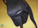 BILLINGHAM HADLEY SMALL\n\nFoto und Text von Jrg Langer - www.taschenfreak.de\n\nKommentar:\n\nDie kleinste Billingham aus der bekannten Hadley Serie. Typisch fr Billingham, der edle aber sehr robuste Stoff, die unauffllige "Bauform", die Lederbeschlge fr den Verschluss und der grne "Innenraum" der sehr weich und schtzend fr die edlen Teile darin ist.\n\nDie "Small Hadley" ist ideal fr eine kleine DSLR wie D40 oder D90 mit einem Kit oder Zoom bis max 18-200 VR oder ideal fr eine Systemkamera mit angesetzten Objektiv und einem weiteren Objektiv. Hinter dem Fotofach ist ein weiches flaches Fach zu finden welchen wirklich perfekt zugeschnitten fr das iPad ist und die beiden Fronttaschen nehmen gut Handy, Ersatzakku, Camera Connection Kit fr das iPad oder auch Geldbrse auf. \n\nDie Tasche ist sehe edel verarbeitet, dennoch praktisch und bequem zu nutzen. Der Gurt st fest und nicht abnehmbar und leider recht rutschig auf der Jacke. Dagegen hilft das optionale Schulterpolster fr den Gurt (das ich leider nicht mitbestellt habe....).\n\nAlso wer eine kleine Tasche fr seine kleinen Begleiter sucht wird mit der Hadley Small sicher sehr glcklich werden!