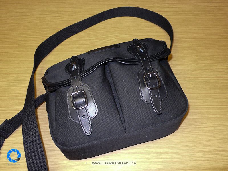 BILLINGHAM HADLEY SMALL\n\nFoto und Text von Jrg Langer - www.taschenfreak.de\n\nKommentar:\n\nDie kleinste Billingham aus der bekannten Hadley Serie. Typisch fr Billingham, der edle aber sehr robuste Stoff, die unauffllige "Bauform", die Lederbeschlge fr den Verschluss und der grne "Innenraum" der sehr weich und schtzend fr die edlen Teile darin ist.\n\nDie "Small Hadley" ist ideal fr eine kleine DSLR wie D40 oder D90 mit einem Kit oder Zoom bis max 18-200 VR oder ideal fr eine Systemkamera mit angesetzten Objektiv und einem weiteren Objektiv. Hinter dem Fotofach ist ein weiches flaches Fach zu finden welchen wirklich perfekt zugeschnitten fr das iPad ist und die beiden Fronttaschen nehmen gut Handy, Ersatzakku, Camera Connection Kit fr das iPad oder auch Geldbrse auf. \n\nDie Tasche ist sehe edel verarbeitet, dennoch praktisch und bequem zu nutzen. Der Gurt st fest und nicht abnehmbar und leider recht rutschig auf der Jacke. Dagegen hilft das optionale Schulterpolster fr den Gurt (das ich leider nicht mitbestellt habe....).\n\nAlso wer eine kleine Tasche fr seine kleinen Begleiter sucht wird mit der Hadley Small sicher sehr glcklich werden!