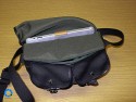 BILLINGHAM HADLEY SMALL\n\nFoto und Text von Jrg Langer - www.taschenfreak.de\n\nKommentar:\n\nDie kleinste Billingham aus der bekannten Hadley Serie. Typisch fr Billingham, der edle aber sehr robuste Stoff, die unauffllige "Bauform", die Lederbeschlge fr den Verschluss und der grne "Innenraum" der sehr weich und schtzend fr die edlen Teile darin ist.\n\nDie "Small Hadley" ist ideal fr eine kleine DSLR wie D40 oder D90 mit einem Kit oder Zoom bis max 18-200 VR oder ideal fr eine Systemkamera mit angesetzten Objektiv und einem weiteren Objektiv. Hinter dem Fotofach ist ein weiches flaches Fach zu finden welchen wirklich perfekt zugeschnitten fr das iPad ist und die beiden Fronttaschen nehmen gut Handy, Ersatzakku, Camera Connection Kit fr das iPad oder auch Geldbrse auf. \n\nDie Tasche ist sehe edel verarbeitet, dennoch praktisch und bequem zu nutzen. Der Gurt st fest und nicht abnehmbar und leider recht rutschig auf der Jacke. Dagegen hilft das optionale Schulterpolster fr den Gurt (das ich leider nicht mitbestellt habe....).\n\nAlso wer eine kleine Tasche fr seine kleinen Begleiter sucht wird mit der Hadley Small sicher sehr glcklich werden!