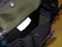 BILLINGHAM HADLEY SMALL\n\nFoto und Text von Jrg Langer - www.taschenfreak.de\n\nKommentar:\n\nDie kleinste Billingham aus der bekannten Hadley Serie. Typisch fr Billingham, der edle aber sehr robuste Stoff, die unauffllige "Bauform", die Lederbeschlge fr den Verschluss und der grne "Innenraum" der sehr weich und schtzend fr die edlen Teile darin ist.\n\nDie "Small Hadley" ist ideal fr eine kleine DSLR wie D40 oder D90 mit einem Kit oder Zoom bis max 18-200 VR oder ideal fr eine Systemkamera mit angesetzten Objektiv und einem weiteren Objektiv. Hinter dem Fotofach ist ein weiches flaches Fach zu finden welchen wirklich perfekt zugeschnitten fr das iPad ist und die beiden Fronttaschen nehmen gut Handy, Ersatzakku, Camera Connection Kit fr das iPad oder auch Geldbrse auf. \n\nDie Tasche ist sehe edel verarbeitet, dennoch praktisch und bequem zu nutzen. Der Gurt st fest und nicht abnehmbar und leider recht rutschig auf der Jacke. Dagegen hilft das optionale Schulterpolster fr den Gurt (das ich leider nicht mitbestellt habe....).\n\nAlso wer eine kleine Tasche fr seine kleinen Begleiter sucht wird mit der Hadley Small sicher sehr glcklich werden!