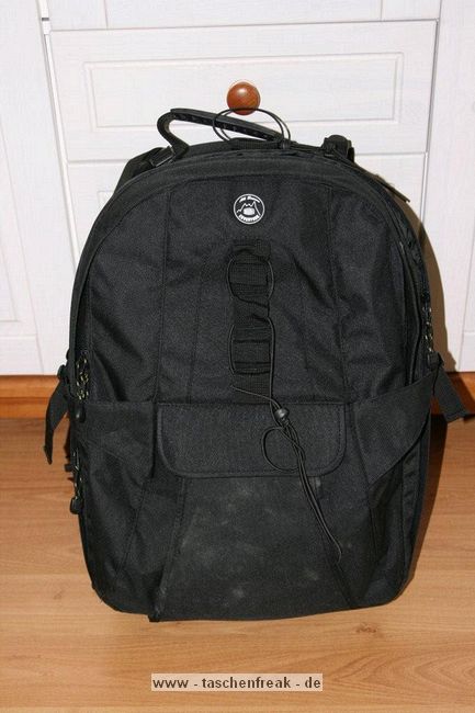 BILORA BACKPACK 2 - 321-R\n\nFoto und Text von Nils Wohlgemuth - VIELEN DANK!\n\nKommentar:\n\nHallo,\n \nvon Bilora gibts einen neuen groen Rucksack.\nDen Backpack 2\n \nIch war auf der Suche nach einem groen Rucksack der nicht das Preisniveau von Lowe und Co hat.\nBin bei Bilora fndig geworden.\n \nVoraussetzung fr den Kauf war bei mir:\n         Unterbringung meiner EOS 400D  & Batteriegriff & Objektiv 70-300 mit aufgesetzter Geli\n         Platz fr weitere Objektive und Blitze\n         Stativ auf dem Rcken mittig gehalten\n         Platz fr Wasser\n         Platz fr 17 Zoll Notebook\n         Wenn das Notebook fach nicht genutzt wird, will ich eine dnne wasserfeste Jacke dort unterbringen knnen\n \nUnd was soll ich sagen alles hat Platz.\n \nQualitativ wrde ich das Material sehr nahe bei Lowe einsortieren. Mein Slingshot fhlt sich hnlich an.\n\nDie Reiverschlsse sind leichtgngig und sehen stabil aus.\n \nAnbei die Fotos.\n \nMit freundlichem Gru\n \nNils Wohlgemuth