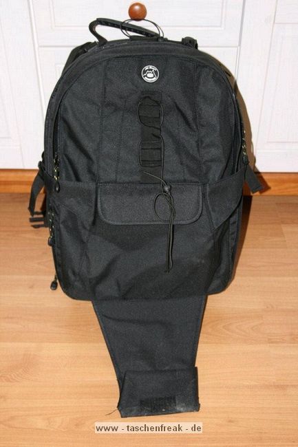 BILORA BACKPACK 2 - 321-R\n\nFoto und Text von Nils Wohlgemuth - VIELEN DANK!\n\nKommentar:\n\nHallo,\n \nvon Bilora gibts einen neuen groen Rucksack.\nDen Backpack 2\n \nIch war auf der Suche nach einem groen Rucksack der nicht das Preisniveau von Lowe und Co hat.\nBin bei Bilora fndig geworden.\n \nVoraussetzung fr den Kauf war bei mir:\n         Unterbringung meiner EOS 400D  & Batteriegriff & Objektiv 70-300 mit aufgesetzter Geli\n         Platz fr weitere Objektive und Blitze\n         Stativ auf dem Rcken mittig gehalten\n         Platz fr Wasser\n         Platz fr 17 Zoll Notebook\n         Wenn das Notebook fach nicht genutzt wird, will ich eine dnne wasserfeste Jacke dort unterbringen knnen\n \nUnd was soll ich sagen alles hat Platz.\n \nQualitativ wrde ich das Material sehr nahe bei Lowe einsortieren. Mein Slingshot fhlt sich hnlich an.\n\nDie Reiverschlsse sind leichtgngig und sehen stabil aus.\n \nAnbei die Fotos.\n \nMit freundlichem Gru\n \nNils Wohlgemuth