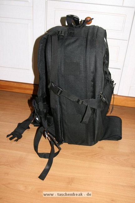 BILORA BACKPACK 2 - 321-R\n\nFoto und Text von Nils Wohlgemuth - VIELEN DANK!\n\nKommentar:\n\nHallo,\n \nvon Bilora gibts einen neuen groen Rucksack.\nDen Backpack 2\n \nIch war auf der Suche nach einem groen Rucksack der nicht das Preisniveau von Lowe und Co hat.\nBin bei Bilora fndig geworden.\n \nVoraussetzung fr den Kauf war bei mir:\n         Unterbringung meiner EOS 400D  & Batteriegriff & Objektiv 70-300 mit aufgesetzter Geli\n         Platz fr weitere Objektive und Blitze\n         Stativ auf dem Rcken mittig gehalten\n         Platz fr Wasser\n         Platz fr 17 Zoll Notebook\n         Wenn das Notebook fach nicht genutzt wird, will ich eine dnne wasserfeste Jacke dort unterbringen knnen\n \nUnd was soll ich sagen alles hat Platz.\n \nQualitativ wrde ich das Material sehr nahe bei Lowe einsortieren. Mein Slingshot fhlt sich hnlich an.\n\nDie Reiverschlsse sind leichtgngig und sehen stabil aus.\n \nAnbei die Fotos.\n \nMit freundlichem Gru\n \nNils Wohlgemuth