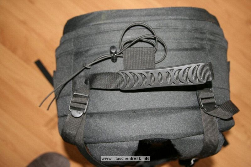 BILORA BACKPACK 2 - 321-R\n\nFoto und Text von Nils Wohlgemuth - VIELEN DANK!\n\nKommentar:\n\nHallo,\n \nvon Bilora gibts einen neuen groen Rucksack.\nDen Backpack 2\n \nIch war auf der Suche nach einem groen Rucksack der nicht das Preisniveau von Lowe und Co hat.\nBin bei Bilora fndig geworden.\n \nVoraussetzung fr den Kauf war bei mir:\n         Unterbringung meiner EOS 400D  & Batteriegriff & Objektiv 70-300 mit aufgesetzter Geli\n         Platz fr weitere Objektive und Blitze\n         Stativ auf dem Rcken mittig gehalten\n         Platz fr Wasser\n         Platz fr 17 Zoll Notebook\n         Wenn das Notebook fach nicht genutzt wird, will ich eine dnne wasserfeste Jacke dort unterbringen knnen\n \nUnd was soll ich sagen alles hat Platz.\n \nQualitativ wrde ich das Material sehr nahe bei Lowe einsortieren. Mein Slingshot fhlt sich hnlich an.\n\nDie Reiverschlsse sind leichtgngig und sehen stabil aus.\n \nAnbei die Fotos.\n \nMit freundlichem Gru\n \nNils Wohlgemuth