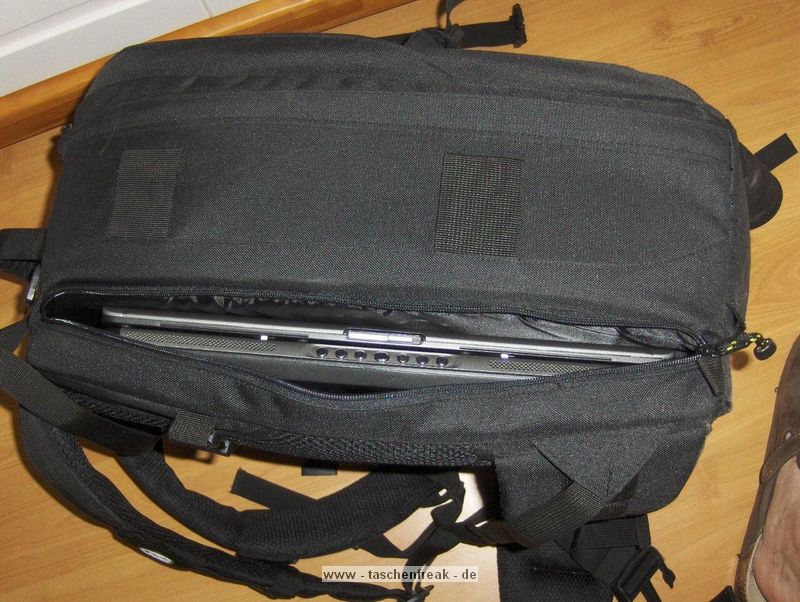 BILORA BACKPACK 2 - 321-R\n\nFoto und Text von Nils Wohlgemuth - VIELEN DANK!\n\nKommentar:\n\nHallo,\n \nvon Bilora gibts einen neuen groen Rucksack.\nDen Backpack 2\n \nIch war auf der Suche nach einem groen Rucksack der nicht das Preisniveau von Lowe und Co hat.\nBin bei Bilora fndig geworden.\n \nVoraussetzung fr den Kauf war bei mir:\n         Unterbringung meiner EOS 400D  & Batteriegriff & Objektiv 70-300 mit aufgesetzter Geli\n         Platz fr weitere Objektive und Blitze\n         Stativ auf dem Rcken mittig gehalten\n         Platz fr Wasser\n         Platz fr 17 Zoll Notebook\n         Wenn das Notebook fach nicht genutzt wird, will ich eine dnne wasserfeste Jacke dort unterbringen knnen\n \nUnd was soll ich sagen alles hat Platz.\n \nQualitativ wrde ich das Material sehr nahe bei Lowe einsortieren. Mein Slingshot fhlt sich hnlich an.\n\nDie Reiverschlsse sind leichtgngig und sehen stabil aus.\n \nAnbei die Fotos.\n \nMit freundlichem Gru\n \nNils Wohlgemuth