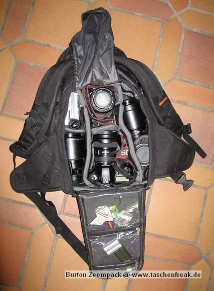 Foto von Florian - DANKE DAFR !\n\nKommentar des Nutzers:\n\nDer Rucksack ist ziemlich stabil gebaut, so dass nichts kaputtgeht wenn man auf den Rcken fllt.\nAusserdem ist er flacher als die meisten anderen Fotoruckscke was auch wichtig ist damit das Gewicht nah am Krper ist beim fahren.\nEr hat ein Abdeckstoff was man schnell ber die Technik legen kann fals es schneit so das es immer relativ trocken bleibt auch wenn man den kurz offen liegen hat. Praktisch ist auch das er an der Seite zu ffnen geht die am Rcken liegt. Dadurch bleibt man selbst immer sauber und trocken wenn man ihn mal in Schnee oder ins Nasse legen muss.\nEine Tasche fr das Snowboard hat er auch wobei ich da meist ein Stativ drinne habe was auch gut funktuniert. \nNatrlich sind mehr Platzteiler noch vorhanden die ich aber nicht brauche.