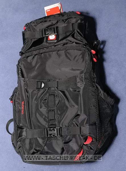 BURTON ZOOMPACK 28L MODELL 2009\n\nFoto und Text von Jrg Reisinger - VIELEN DANK!\n\nKommentar:\n\nMae auen (HxBxT): ca. 53x30x23 cm \nMae innen Fotoblock (HxBxT): ca. 38x27x15 cm \n- Eine Kamera mit Batteriegriff passt gut rein \n- robust gebaut \n- gut gepolstert \n- bequem zu tragen \n- Beckengurt sitzt leider nicht ganz perfekt (er sitzt zu hoch  dies kann aber durch einen kleinen Trick behoben werden) \n- variable Einstellmglichkeiten zur Anpassung des Tragesystems \n- sehr unaufflliges Design, sieht nicht aus wie ein Foto-Rucksack \n- variable Inneneinteilung, aber: das rote auf den Bildern ist glattes Polyester, d.h. hier haftet kein Klett! \n- am Rcken zu ffnen: somit bleibt der Rcken trocken, wenn der Rucksack im Schnee liegt\n- der umlaufende Reiverschluss luft leicht, ist gut zu bedienen \n- Fotoblock kann noch extra durch weiteren Deckel mit RV verschlossen werden \n- Besonderheit: Der Fotoblock kann herausgenommen werden und ist sogar mit einem Schultergurt versehen. Von oben kann dieser auch geffnet werden. Dann einfacher Zugriff auf die Kamera. \n- 2 Netztaschen an der Innseite des Rckenteils fr Speicherkarten o.. Kleinkram \n- in der Deckeltasche am oberen Teil des Rucksacks noch Platz fr Handschuhe plus Schneebrille o..\n- Innenmae der Deckeltasche (HxBxT): ca. 10x28x13 cm. \n- In dieser Tasche ist eine weitere kleine, herausnehmbare Tasche mit Klarsichtfenster per Klett befestigt (z.B. fr Akkus, um diese am warmen Krper tragen zu knnen). \n- Davor noch eine Deckeltasche fr Brille oder MP3-Player mit Kabeldurchfhrung. \n- flaches Frontfach fr Laptop (abgebildeter Laptop 15,4 passt genau rein) oder Trinkbeutel oder Mtze + Unterhemd \n- 2 kleine RV-Taschen am Hftgurt \n- seitliche Taschen auen unten fr Flasche + Kleinkram -\n- seitliche Taschen ber die gesamte Seite fr Stativ und/oder Lawinensonde, Stil der Lawinenschaufel \n- Fronttasche fr Schaufelblatt \n- weitere Befestigungsmglichkeiten fr Zubehr \n- Befestigungsmglichkeit fr Snowboard \n- Verbesserungsvorschlge: die Reiverschlsse knnten z.B. durch Abdeckungen besser abgedichtet sein; Passform des Beckengurtes knnte deutlich besser sein \n- Fotoblock endlich wieder so stabil wie im Modell 2007, ja fast noch stabiler \n\nFazit: Fr den Preis (ca. 130 Euro) ein ziemlich feiner und komfortabler Foto-Rucksack. \n\n© J. Reisinger / www.jr-teams.com