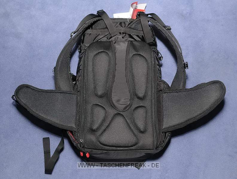 BURTON ZOOMPACK 28L MODELL 2009\n\nFoto und Text von Jrg Reisinger - VIELEN DANK!\n\nKommentar:\n\nMae auen (HxBxT): ca. 53x30x23 cm \nMae innen Fotoblock (HxBxT): ca. 38x27x15 cm \n- Eine Kamera mit Batteriegriff passt gut rein \n- robust gebaut \n- gut gepolstert \n- bequem zu tragen \n- Beckengurt sitzt leider nicht ganz perfekt (er sitzt zu hoch  dies kann aber durch einen kleinen Trick behoben werden) \n- variable Einstellmglichkeiten zur Anpassung des Tragesystems \n- sehr unaufflliges Design, sieht nicht aus wie ein Foto-Rucksack \n- variable Inneneinteilung, aber: das rote auf den Bildern ist glattes Polyester, d.h. hier haftet kein Klett! \n- am Rcken zu ffnen: somit bleibt der Rcken trocken, wenn der Rucksack im Schnee liegt\n- der umlaufende Reiverschluss luft leicht, ist gut zu bedienen \n- Fotoblock kann noch extra durch weiteren Deckel mit RV verschlossen werden \n- Besonderheit: Der Fotoblock kann herausgenommen werden und ist sogar mit einem Schultergurt versehen. Von oben kann dieser auch geffnet werden. Dann einfacher Zugriff auf die Kamera. \n- 2 Netztaschen an der Innseite des Rckenteils fr Speicherkarten o.. Kleinkram \n- in der Deckeltasche am oberen Teil des Rucksacks noch Platz fr Handschuhe plus Schneebrille o..\n- Innenmae der Deckeltasche (HxBxT): ca. 10x28x13 cm. \n- In dieser Tasche ist eine weitere kleine, herausnehmbare Tasche mit Klarsichtfenster per Klett befestigt (z.B. fr Akkus, um diese am warmen Krper tragen zu knnen). \n- Davor noch eine Deckeltasche fr Brille oder MP3-Player mit Kabeldurchfhrung. \n- flaches Frontfach fr Laptop (abgebildeter Laptop 15,4 passt genau rein) oder Trinkbeutel oder Mtze + Unterhemd \n- 2 kleine RV-Taschen am Hftgurt \n- seitliche Taschen auen unten fr Flasche + Kleinkram -\n- seitliche Taschen ber die gesamte Seite fr Stativ und/oder Lawinensonde, Stil der Lawinenschaufel \n- Fronttasche fr Schaufelblatt \n- weitere Befestigungsmglichkeiten fr Zubehr \n- Befestigungsmglichkeit fr Snowboard \n- Verbesserungsvorschlge: die Reiverschlsse knnten z.B. durch Abdeckungen besser abgedichtet sein; Passform des Beckengurtes knnte deutlich besser sein \n- Fotoblock endlich wieder so stabil wie im Modell 2007, ja fast noch stabiler \n\nFazit: Fr den Preis (ca. 130 Euro) ein ziemlich feiner und komfortabler Foto-Rucksack. \n\n© J. Reisinger / www.jr-teams.com