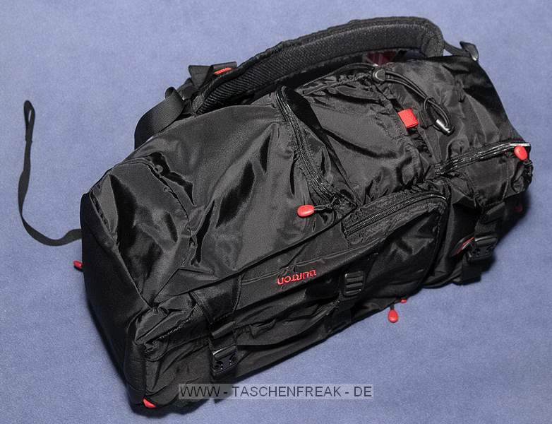 BURTON ZOOMPACK 28L MODELL 2009\n\nFoto und Text von Jrg Reisinger - VIELEN DANK!\n\nKommentar:\n\nMae auen (HxBxT): ca. 53x30x23 cm \nMae innen Fotoblock (HxBxT): ca. 38x27x15 cm \n- Eine Kamera mit Batteriegriff passt gut rein \n- robust gebaut \n- gut gepolstert \n- bequem zu tragen \n- Beckengurt sitzt leider nicht ganz perfekt (er sitzt zu hoch  dies kann aber durch einen kleinen Trick behoben werden) \n- variable Einstellmglichkeiten zur Anpassung des Tragesystems \n- sehr unaufflliges Design, sieht nicht aus wie ein Foto-Rucksack \n- variable Inneneinteilung, aber: das rote auf den Bildern ist glattes Polyester, d.h. hier haftet kein Klett! \n- am Rcken zu ffnen: somit bleibt der Rcken trocken, wenn der Rucksack im Schnee liegt\n- der umlaufende Reiverschluss luft leicht, ist gut zu bedienen \n- Fotoblock kann noch extra durch weiteren Deckel mit RV verschlossen werden \n- Besonderheit: Der Fotoblock kann herausgenommen werden und ist sogar mit einem Schultergurt versehen. Von oben kann dieser auch geffnet werden. Dann einfacher Zugriff auf die Kamera. \n- 2 Netztaschen an der Innseite des Rckenteils fr Speicherkarten o.. Kleinkram \n- in der Deckeltasche am oberen Teil des Rucksacks noch Platz fr Handschuhe plus Schneebrille o..\n- Innenmae der Deckeltasche (HxBxT): ca. 10x28x13 cm. \n- In dieser Tasche ist eine weitere kleine, herausnehmbare Tasche mit Klarsichtfenster per Klett befestigt (z.B. fr Akkus, um diese am warmen Krper tragen zu knnen). \n- Davor noch eine Deckeltasche fr Brille oder MP3-Player mit Kabeldurchfhrung. \n- flaches Frontfach fr Laptop (abgebildeter Laptop 15,4 passt genau rein) oder Trinkbeutel oder Mtze + Unterhemd \n- 2 kleine RV-Taschen am Hftgurt \n- seitliche Taschen auen unten fr Flasche + Kleinkram -\n- seitliche Taschen ber die gesamte Seite fr Stativ und/oder Lawinensonde, Stil der Lawinenschaufel \n- Fronttasche fr Schaufelblatt \n- weitere Befestigungsmglichkeiten fr Zubehr \n- Befestigungsmglichkeit fr Snowboard \n- Verbesserungsvorschlge: die Reiverschlsse knnten z.B. durch Abdeckungen besser abgedichtet sein; Passform des Beckengurtes knnte deutlich besser sein \n- Fotoblock endlich wieder so stabil wie im Modell 2007, ja fast noch stabiler \n\nFazit: Fr den Preis (ca. 130 Euro) ein ziemlich feiner und komfortabler Foto-Rucksack. \n\n© J. Reisinger / www.jr-teams.com