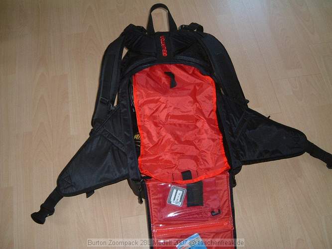 Burton AK Zoom Pack 29L, Modell 2007\n\nFoto von Jrg Reisinger - VIELEN DANK!\n\nKommentar des Nutzers:\n\nMae auen (HxBxT): ca. 50x28x16 cm / Mae innen Fotoabteil (HxBxT): ca. 36x27x13 cm / ein Kamera mit Batteriegriff passt schon rein / robust gebaut / gut gepolstert / sehr bequem zu tragen / variable Einstellmglichkeiten zur Anpassung des Tragesystems / strt beim Snowboarden oder anderen sportlichen Aktivitten nicht mehr, als jeder andere normale (Touren-)Rucksack auch / sehr unaufflliges Design, sieht nicht aus wie ein Foto-Rucksack / variable Inneneinteilung (es sind mehr Trennpolster vorhanden, als abgebildet) / am Rcken zu ffnen: somit bleibt der Rcken trocken, wenn der Rucksack im Schnee liegt, der umlaufende Reiverschluss luft wunderbar leicht, ist sehr gut zu bedienen / geffnetes Fotoabteil kann mit Tuch gegen Schnee abgedeckt werden / 2 Klarsichttaschen an der Innseite des Rckenteils fr Speicherkarten o.. Kleinkram / in der Deckeltasche am oberen Teil des Rucksacks noch Platz fr Handschuhe plus Schneebrille o..; Innenmae der Deckeltasche (HxBxT): ca. 10x28x13 cm / flaches Frontfach ber die ganze Flche fr kleinen, flachen Laptop oder Trinkbeutel oder Mtze + Unterhemd / herausnehmbares Zusatztschchen oben fr z.B. Akkus, um diese am warmen Krper zu tragen / Klarsichttasche am Hftgurt / seitliche Taschen auen unten fr Flasche + Kleinkram / seitliche Taschen ber die gesamte Seite fr Stativ und/oder Lawinensonde, Stil der Lawinenschaufel / Fronttasche fr Schaufelblatt / weitere Befestigungsmglichkeiten fr Zubehr / Befestigungsmglichkeit fr Snowboard / Verbesserungsvorschlge: die Reiverschlsse knnten z.B. durch Abdeckungen besser abgedichtet sein, die Zugverschlsse an den Gurten lockern sich zu leicht (da gibt es bessere) / Fazit: Fr den Preis (ca. 120 Euro) dennoch einer der besten und komfortabelsten Foto-Ruckscke, die ich je gesehen habe. Leider nur schwer zu bekommen.