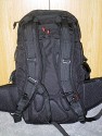 BURTON ZOOM PACK 28L\n\nFoto von Ralf Gnther - VIELEN DANK!\n\nKommentar des Nutzers:\n\nGuten Abend,\n \nder Rucksack ist erst heute angekommen, aber ich habe ihn gleich mal Gepackt und ein paar Fotos gemacht. Die Bilder habe ich beschriftet damit man wei wie viel rein passt. \nDer Rucksack ist sehr gut verarbeitet und die Reiverschlsse sehr leichtgngig sind. Es gibt auerdem wieder unzhlige kleine Fcher in den man seinen ganzen Kleinkram unterbringen kann. Der Daypack ist gro genug fr die Verpflegung, Trinkflschen bis 1 Liter passen in die beiden Seitentaschen mit Klettverschlu. Im Daypack findet bei mir auerdem noch der Blitz 430EX platz. Im Laptopfach kann man auch Ersatzkleidung wie eine Regenjacke oder einen Pullover mitfhren.\nIn dem Fach das eigentlich fr das Snowboard gedacht ist kann man auch ein Stativ befestigen.\n \nSo ich hoffe die Bilder sind fr  ihre Seite in Ordnung, wenn sie noch weitere brauchen dann schreiben sie mir eine Mail.\n \nMfG Ralf Gnther