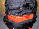 BURTON ZOOM PACK 28L\n\nFoto von Ralf Gnther - VIELEN DANK!\n\nKommentar des Nutzers:\n\nGuten Abend,\n \nder Rucksack ist erst heute angekommen, aber ich habe ihn gleich mal Gepackt und ein paar Fotos gemacht. Die Bilder habe ich beschriftet damit man wei wie viel rein passt. \nDer Rucksack ist sehr gut verarbeitet und die Reiverschlsse sehr leichtgngig sind. Es gibt auerdem wieder unzhlige kleine Fcher in den man seinen ganzen Kleinkram unterbringen kann. Der Daypack ist gro genug fr die Verpflegung, Trinkflschen bis 1 Liter passen in die beiden Seitentaschen mit Klettverschlu. Im Daypack findet bei mir auerdem noch der Blitz 430EX platz. Im Laptopfach kann man auch Ersatzkleidung wie eine Regenjacke oder einen Pullover mitfhren.\nIn dem Fach das eigentlich fr das Snowboard gedacht ist kann man auch ein Stativ befestigen.\n \nSo ich hoffe die Bilder sind fr  ihre Seite in Ordnung, wenn sie noch weitere brauchen dann schreiben sie mir eine Mail.\n \nMfG Ralf Gnther