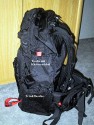 BURTON ZOOM PACK 28L\n\nFoto von Ralf Gnther - VIELEN DANK!\n\nKommentar des Nutzers:\n\nGuten Abend,\n \nder Rucksack ist erst heute angekommen, aber ich habe ihn gleich mal Gepackt und ein paar Fotos gemacht. Die Bilder habe ich beschriftet damit man wei wie viel rein passt. \nDer Rucksack ist sehr gut verarbeitet und die Reiverschlsse sehr leichtgngig sind. Es gibt auerdem wieder unzhlige kleine Fcher in den man seinen ganzen Kleinkram unterbringen kann. Der Daypack ist gro genug fr die Verpflegung, Trinkflschen bis 1 Liter passen in die beiden Seitentaschen mit Klettverschlu. Im Daypack findet bei mir auerdem noch der Blitz 430EX platz. Im Laptopfach kann man auch Ersatzkleidung wie eine Regenjacke oder einen Pullover mitfhren.\nIn dem Fach das eigentlich fr das Snowboard gedacht ist kann man auch ein Stativ befestigen.\n \nSo ich hoffe die Bilder sind fr  ihre Seite in Ordnung, wenn sie noch weitere brauchen dann schreiben sie mir eine Mail.\n \nMfG Ralf Gnther