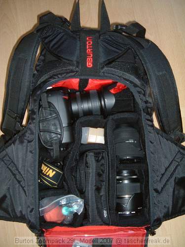 Burton AK Zoom Pack 29L, Modell 2007\n\nFoto von Jrg Reisinger - VIELEN DANK!\n\nKommentar des Nutzers:\n\nMae auen (HxBxT): ca. 50x28x16 cm / Mae innen Fotoabteil (HxBxT): ca. 36x27x13 cm / ein Kamera mit Batteriegriff passt schon rein / robust gebaut / gut gepolstert / sehr bequem zu tragen / variable Einstellmglichkeiten zur Anpassung des Tragesystems / strt beim Snowboarden oder anderen sportlichen Aktivitten nicht mehr, als jeder andere normale (Touren-)Rucksack auch / sehr unaufflliges Design, sieht nicht aus wie ein Foto-Rucksack / variable Inneneinteilung (es sind mehr Trennpolster vorhanden, als abgebildet) / am Rcken zu ffnen: somit bleibt der Rcken trocken, wenn der Rucksack im Schnee liegt, der umlaufende Reiverschluss luft wunderbar leicht, ist sehr gut zu bedienen / geffnetes Fotoabteil kann mit Tuch gegen Schnee abgedeckt werden / 2 Klarsichttaschen an der Innseite des Rckenteils fr Speicherkarten o.. Kleinkram / in der Deckeltasche am oberen Teil des Rucksacks noch Platz fr Handschuhe plus Schneebrille o..; Innenmae der Deckeltasche (HxBxT): ca. 10x28x13 cm / flaches Frontfach ber die ganze Flche fr kleinen, flachen Laptop oder Trinkbeutel oder Mtze + Unterhemd / herausnehmbares Zusatztschchen oben fr z.B. Akkus, um diese am warmen Krper zu tragen / Klarsichttasche am Hftgurt / seitliche Taschen auen unten fr Flasche + Kleinkram / seitliche Taschen ber die gesamte Seite fr Stativ und/oder Lawinensonde, Stil der Lawinenschaufel / Fronttasche fr Schaufelblatt / weitere Befestigungsmglichkeiten fr Zubehr / Befestigungsmglichkeit fr Snowboard / Verbesserungsvorschlge: die Reiverschlsse knnten z.B. durch Abdeckungen besser abgedichtet sein, die Zugverschlsse an den Gurten lockern sich zu leicht (da gibt es bessere) / Fazit: Fr den Preis (ca. 120 Euro) dennoch einer der besten und komfortabelsten Foto-Ruckscke, die ich je gesehen habe. Leider nur schwer zu bekommen.