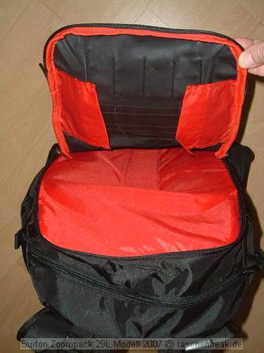 Burton AK Zoom Pack 29L, Modell 2007\n\nFoto von Jrg Reisinger - VIELEN DANK!\n\nKommentar des Nutzers:\n\nMae auen (HxBxT): ca. 50x28x16 cm / Mae innen Fotoabteil (HxBxT): ca. 36x27x13 cm / ein Kamera mit Batteriegriff passt schon rein / robust gebaut / gut gepolstert / sehr bequem zu tragen / variable Einstellmglichkeiten zur Anpassung des Tragesystems / strt beim Snowboarden oder anderen sportlichen Aktivitten nicht mehr, als jeder andere normale (Touren-)Rucksack auch / sehr unaufflliges Design, sieht nicht aus wie ein Foto-Rucksack / variable Inneneinteilung (es sind mehr Trennpolster vorhanden, als abgebildet) / am Rcken zu ffnen: somit bleibt der Rcken trocken, wenn der Rucksack im Schnee liegt, der umlaufende Reiverschluss luft wunderbar leicht, ist sehr gut zu bedienen / geffnetes Fotoabteil kann mit Tuch gegen Schnee abgedeckt werden / 2 Klarsichttaschen an der Innseite des Rckenteils fr Speicherkarten o.. Kleinkram / in der Deckeltasche am oberen Teil des Rucksacks noch Platz fr Handschuhe plus Schneebrille o..; Innenmae der Deckeltasche (HxBxT): ca. 10x28x13 cm / flaches Frontfach ber die ganze Flche fr kleinen, flachen Laptop oder Trinkbeutel oder Mtze + Unterhemd / herausnehmbares Zusatztschchen oben fr z.B. Akkus, um diese am warmen Krper zu tragen / Klarsichttasche am Hftgurt / seitliche Taschen auen unten fr Flasche + Kleinkram / seitliche Taschen ber die gesamte Seite fr Stativ und/oder Lawinensonde, Stil der Lawinenschaufel / Fronttasche fr Schaufelblatt / weitere Befestigungsmglichkeiten fr Zubehr / Befestigungsmglichkeit fr Snowboard / Verbesserungsvorschlge: die Reiverschlsse knnten z.B. durch Abdeckungen besser abgedichtet sein, die Zugverschlsse an den Gurten lockern sich zu leicht (da gibt es bessere) / Fazit: Fr den Preis (ca. 120 Euro) dennoch einer der besten und komfortabelsten Foto-Ruckscke, die ich je gesehen habe. Leider nur schwer zu bekommen.