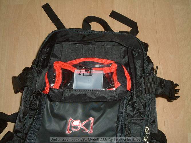 Burton AK Zoom Pack 29L, Modell 2007\n\nFoto von Jrg Reisinger - VIELEN DANK!\n\nKommentar des Nutzers:\n\nMae auen (HxBxT): ca. 50x28x16 cm / Mae innen Fotoabteil (HxBxT): ca. 36x27x13 cm / ein Kamera mit Batteriegriff passt schon rein / robust gebaut / gut gepolstert / sehr bequem zu tragen / variable Einstellmglichkeiten zur Anpassung des Tragesystems / strt beim Snowboarden oder anderen sportlichen Aktivitten nicht mehr, als jeder andere normale (Touren-)Rucksack auch / sehr unaufflliges Design, sieht nicht aus wie ein Foto-Rucksack / variable Inneneinteilung (es sind mehr Trennpolster vorhanden, als abgebildet) / am Rcken zu ffnen: somit bleibt der Rcken trocken, wenn der Rucksack im Schnee liegt, der umlaufende Reiverschluss luft wunderbar leicht, ist sehr gut zu bedienen / geffnetes Fotoabteil kann mit Tuch gegen Schnee abgedeckt werden / 2 Klarsichttaschen an der Innseite des Rckenteils fr Speicherkarten o.. Kleinkram / in der Deckeltasche am oberen Teil des Rucksacks noch Platz fr Handschuhe plus Schneebrille o..; Innenmae der Deckeltasche (HxBxT): ca. 10x28x13 cm / flaches Frontfach ber die ganze Flche fr kleinen, flachen Laptop oder Trinkbeutel oder Mtze + Unterhemd / herausnehmbares Zusatztschchen oben fr z.B. Akkus, um diese am warmen Krper zu tragen / Klarsichttasche am Hftgurt / seitliche Taschen auen unten fr Flasche + Kleinkram / seitliche Taschen ber die gesamte Seite fr Stativ und/oder Lawinensonde, Stil der Lawinenschaufel / Fronttasche fr Schaufelblatt / weitere Befestigungsmglichkeiten fr Zubehr / Befestigungsmglichkeit fr Snowboard / Verbesserungsvorschlge: die Reiverschlsse knnten z.B. durch Abdeckungen besser abgedichtet sein, die Zugverschlsse an den Gurten lockern sich zu leicht (da gibt es bessere) / Fazit: Fr den Preis (ca. 120 Euro) dennoch einer der besten und komfortabelsten Foto-Ruckscke, die ich je gesehen habe. Leider nur schwer zu bekommen.