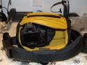 CRUMPLER GIGOLO 5500\n\nFoto und Kommentar von Frank Menzel - VIELEN DANK!\n\nKommentar des Nutzers:\n\nWie so oft bei Crumpler, muss man diese Taschen immer grer kaufen als eigentlich ntig, da der Innenraum trotz der stattlichen Aussenabmessungen eher klein ausfllt. Die 5500er macht da keine Ausnahme. Ins Hauptfach passt gerade mal eine Nikon D5000 mit Handschlaufe und angesetztem 18-200 VR, die dazugehrige Gegenlichtblende sowie ein SB-600 Blitz (angewinkelt) hinein. Mehr nicht, abgesehen von wirklichem Kleinkram wie z.B. einem Zweitakku oder zustzlichen Speicherkarten. Das originale Ladegert und eine kleine Festbrennweite wie das 35mm, f1,8 mssen zu Hause bleiben.... fr eine Panasonic GH-1 mit Zubehr wahrscheinlich genau die richtige Tasche aber eben nicht fr eine kleine DSLR mit Zoomobjektiv und Blitz. \n\nAnsonsten hat die Tasche eine tolle Optik und macht einen robusten Eindruck, die Reiverschlsse sind massiv und gleiten hervorragend. Das Konzept mit dem doppelten Deckel ist an sich gut durchdacht. Die Tasche erinnert mich an einen Schildkrtenpanzer und wirkt auch so stabil. \n\nEinzig die Innenteiler zeigen sich etwas unflexibel, da nur ein groer Innenteiler und zwei ganz Kleine beiliegen. Der groe Innenteiler ist ist nicht teilbar und so geformt, dass sich im Prinzip nur eine einzige Aufteilungsmglichkeit mit 3 Kammern ergibt und sich die zwei kleineren Innenteiler eigentlich nur zum Unterteilen der ohnehin schon zu kleinen Kammern verwenden lassen. Im Prinzip knnte der groe Innenteiler auch gleich fest vernht sein, da man ihn nicht varieren kann. Bei dem stattlichen Preis von rund 100,-- Euro fr mich unzureichend. \n\nIch habe die Tasche wegen des kleinen Innenraums und dem unflexiblen Innenteilers nicht behalten.