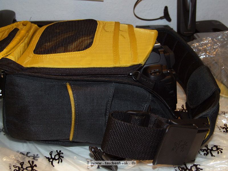 CRUMPLER GIGOLO 5500\n\nFoto und Kommentar von Frank Menzel - VIELEN DANK!\n\nKommentar des Nutzers:\n\nWie so oft bei Crumpler, muss man diese Taschen immer grer kaufen als eigentlich ntig, da der Innenraum trotz der stattlichen Aussenabmessungen eher klein ausfllt. Die 5500er macht da keine Ausnahme. Ins Hauptfach passt gerade mal eine Nikon D5000 mit Handschlaufe und angesetztem 18-200 VR, die dazugehrige Gegenlichtblende sowie ein SB-600 Blitz (angewinkelt) hinein. Mehr nicht, abgesehen von wirklichem Kleinkram wie z.B. einem Zweitakku oder zustzlichen Speicherkarten. Das originale Ladegert und eine kleine Festbrennweite wie das 35mm, f1,8 mssen zu Hause bleiben.... fr eine Panasonic GH-1 mit Zubehr wahrscheinlich genau die richtige Tasche aber eben nicht fr eine kleine DSLR mit Zoomobjektiv und Blitz. \n\nAnsonsten hat die Tasche eine tolle Optik und macht einen robusten Eindruck, die Reiverschlsse sind massiv und gleiten hervorragend. Das Konzept mit dem doppelten Deckel ist an sich gut durchdacht. Die Tasche erinnert mich an einen Schildkrtenpanzer und wirkt auch so stabil. \n\nEinzig die Innenteiler zeigen sich etwas unflexibel, da nur ein groer Innenteiler und zwei ganz Kleine beiliegen. Der groe Innenteiler ist ist nicht teilbar und so geformt, dass sich im Prinzip nur eine einzige Aufteilungsmglichkeit mit 3 Kammern ergibt und sich die zwei kleineren Innenteiler eigentlich nur zum Unterteilen der ohnehin schon zu kleinen Kammern verwenden lassen. Im Prinzip knnte der groe Innenteiler auch gleich fest vernht sein, da man ihn nicht varieren kann. Bei dem stattlichen Preis von rund 100,-- Euro fr mich unzureichend. \n\nIch habe die Tasche wegen des kleinen Innenraums und dem unflexiblen Innenteilers nicht behalten.