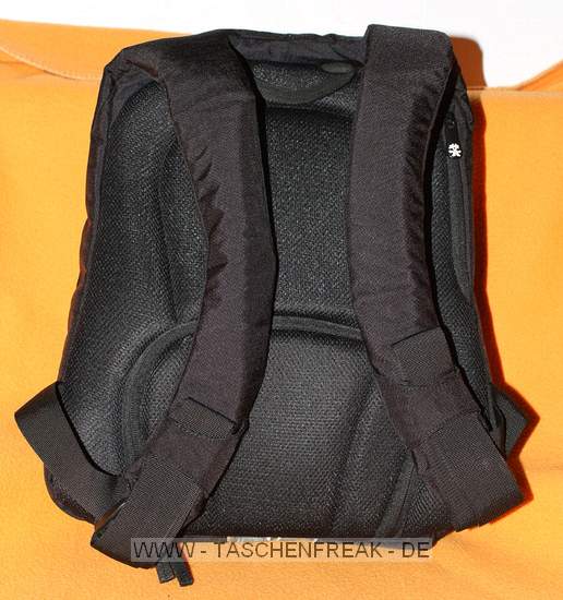 CRUMPLER MESSENGER BOY HALF PHOTO BACKPACK\n\nFoto und Kommentar von Christoph Schnarr - VIELEN DANK!\n\nKommentar des Nutzers:\n\nHallo!\n\nAnbei ein paar Bilder vom Crumpler Messenger Boy Half Photo Backpack. \nSoll ich noch weitere Perspektiven fotografieren?\n\nCiao,\nChristoph