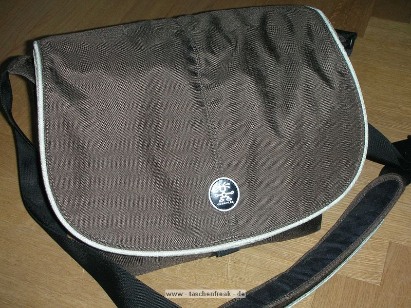 CRUMPLER MUFFIN TOP 7500\n\nFoto und Text von Stefan Hahn - VIELEN DANK!\n\nKommentar:\n\n\nHallo,\n \ndas ist meine Crumpler Muffin Top 7500 in Espresso/Sand\n \nDas Teilchen ist Klasse - denn sie ist hbsch, lsst sich super tragen, ist nicht zu gross im Aussehen aber gross was alles reinpasst. \n \n Im Hauptfach habe ich folgendes:\n Body Fuji S5Pro \n 4 Objektive (Nikkor 16-85VR, Nikkor 50mm 1.8 mit Geli, Nikkor 35-70 mit Retroadapter, Sigma 70-210 2.8 APO) \n 2 Telekonverter Kenko 1.5x und Kenko 2.0x (im Beutel)\nVorne passt dann noch locker das Zubehr rein:\nBlitz Nikon SB-400 \nDiverse Speicherkarten \nErsatzakku und -Batterien\nciao,\nStefan