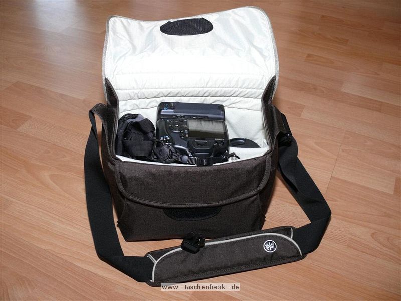 CRUMPLER MUFFIN TOP 7500\n\nFoto und Text von Marcus Mund - VIELEN DANK!\n\nKommentar:\n\nHallo Jrg!\n\nFinde Deine Seite echt klasse, ist eine super Entscheidungshilfe, wenn man sich eine neue Tasche zulegen mchte. Habe mir heute die Crumpler Muffin Top 7500 gekauft und gleich bestckt. Bilder davon habe ich beigefgt.\n\nWas gibt?s auf den Bilder zu sehen?\n- meine neue Crumpler Muffin Top 7500 in Espresso/Sand\n- Canon EOS 450D mit angesetztem Batteriegriff und angesetztem Tamron AF 18-270mm F/3,5 -6,3 Di II VC LD mit umgekehrt montierter Gegenlichtblende (auf den "offenen" Bildern jeweils in der Mitte)\n- Sigma 10-20mm F4-5,6 EX DC HSM mit umgekehrt montierter Gegenlichtblende (auf den "offenen" Bilder jeweils rechts oben)\n- Canon EF 50mm 1:1.8 II mit umgekehrt montierter Gegenlichtblende (auf den "offenen" Bildern jeweils links unten)\n- Nissin Di622 (auf den "offenen" Bildern jeweils links oben)\n- div. Zubehr\n\nVielleicht magst Du die Bilder ja einstellen?\n\nViele Gre,\nMarcus