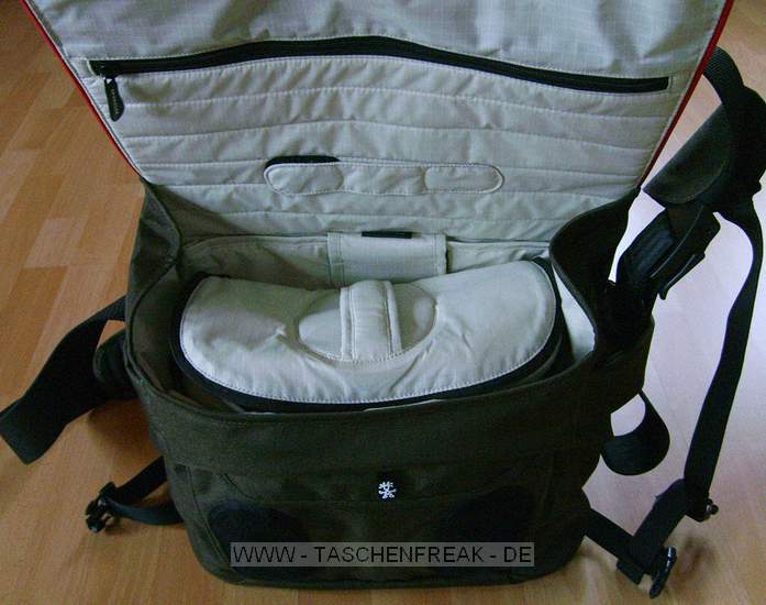 CRUMPLER - NEW DEHLI 510\n\nFoto von Gregor Domhan - VIELEN DANK!\n\nKommentar:\n\nDie ganz neue Tasche von Crumpler ist nicht nur eine Foto-Tasche, sondern eine Allzweck-Tasche. Das Fachteil fr das Foto-Equipment kann ganz leicht entfernt werden.\n\nDurch das groe Schulterpolster trgt sich die Tasche auch noch nach ein paar Stunden angenehm. Nur empfiehlt es sich, die Tasche mal links und mal rechts zu tragen um gleichmig belastet zu sein.\n\nIn die Tasche passen ohne Probleme:\n\nVariation 1:\n40D (ohne BG-E) mit angesetzten 17-85er, Zwischenring, 50/1,4 , 28/1,8 , 85/1,8 , Sigma 10-20.\nVariation 2:\n40D (ohne BG-E), mit angesetzten 17-40er, Zwischenring, 50/1,4 , Sigma 10-20 und 70-300 IS.\n\nFazit: \nSieht verdammt schick aus! Passt mehr rein als gedacht. Verarbeitung ist sehr gut. Weiterhin ist die Tasche nicht sofort als Fototasche zu erkennen.\n\nDie Greren Modelle von Crumpler (620,770) wrde ich aufgrund des Gewichtes nicht fr ausgedehnte Touren empfehlen.
