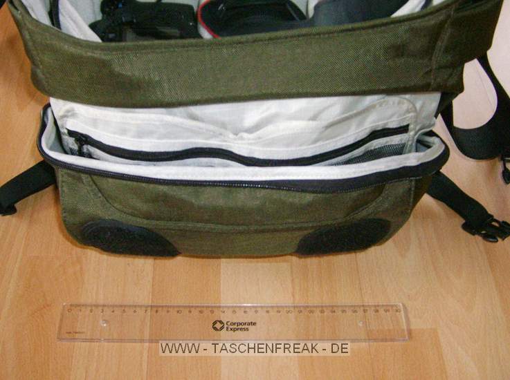 CRUMPLER - NEW DEHLI 510\n\nFoto von Gregor Domhan - VIELEN DANK!\n\nKommentar:\n\nDie ganz neue Tasche von Crumpler ist nicht nur eine Foto-Tasche, sondern eine Allzweck-Tasche. Das Fachteil fr das Foto-Equipment kann ganz leicht entfernt werden.\n\nDurch das groe Schulterpolster trgt sich die Tasche auch noch nach ein paar Stunden angenehm. Nur empfiehlt es sich, die Tasche mal links und mal rechts zu tragen um gleichmig belastet zu sein.\n\nIn die Tasche passen ohne Probleme:\n\nVariation 1:\n40D (ohne BG-E) mit angesetzten 17-85er, Zwischenring, 50/1,4 , 28/1,8 , 85/1,8 , Sigma 10-20.\nVariation 2:\n40D (ohne BG-E), mit angesetzten 17-40er, Zwischenring, 50/1,4 , Sigma 10-20 und 70-300 IS.\n\nFazit: \nSieht verdammt schick aus! Passt mehr rein als gedacht. Verarbeitung ist sehr gut. Weiterhin ist die Tasche nicht sofort als Fototasche zu erkennen.\n\nDie Greren Modelle von Crumpler (620,770) wrde ich aufgrund des Gewichtes nicht fr ausgedehnte Touren empfehlen.
