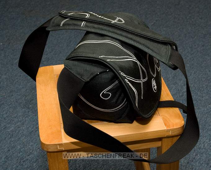 CRUMPLER PRETTY BELLA 2500\n\nFoto und Text - www.Taschenfreak.de (Jrg Langer)\n\nKommentar:\n\nDie Pretty Bella Serie die zur Photokina 2008 im September vorgestellt wurde und nun so langsam im November in den Hndlerragelen zu finden ist.\n\nIn das Hauptfach passt entwender eine Bride Cam mit etwas Zubehr oder einem kleinen Blitzgert oder eine DSLR (ohne BG) mit einem mittleren Zoom. In diesem Falle ist auf einigen Bildern eine Nikon D300 mit einem 16-85 auf den Bildern zu sehen.\n\nEine tolle Tasche mit einem ansprechenden Design!\n\nInteresant sind hier die Preisschwankungen im Netz und bei den Hndlern ... \n\nDas grere Modell finden Sie auch auf Taschenfreak.de - die Pretty Bella 7500 ...\n\nFr Kirchengnger oder Konzertfotografen nicht geeignet - der Klettverschluss ist wie bei den meisten Crumpler Modellen extrem auffllig und laut.\n\nFazit: \n\nSieht schick aus!\nPasst einiges rein!\nVerarbeitung ist sehr gut!\n\nEuer Taschenfreak - Jrg