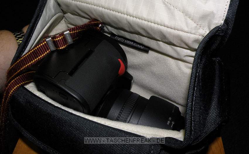 CRUMPLER PRETTY BELLA 2500\n\nFoto und Text - www.Taschenfreak.de (Jrg Langer)\n\nKommentar:\n\nDie Pretty Bella Serie die zur Photokina 2008 im September vorgestellt wurde und nun so langsam im November in den Hndlerragelen zu finden ist.\n\nIn das Hauptfach passt entwender eine Bride Cam mit etwas Zubehr oder einem kleinen Blitzgert oder eine DSLR (ohne BG) mit einem mittleren Zoom. In diesem Falle ist auf einigen Bildern eine Nikon D300 mit einem 16-85 auf den Bildern zu sehen.\n\nEine tolle Tasche mit einem ansprechenden Design!\n\nInteresant sind hier die Preisschwankungen im Netz und bei den Hndlern ... \n\nDas grere Modell finden Sie auch auf Taschenfreak.de - die Pretty Bella 7500 ...\n\nFr Kirchengnger oder Konzertfotografen nicht geeignet - der Klettverschluss ist wie bei den meisten Crumpler Modellen extrem auffllig und laut.\n\nFazit: \n\nSieht schick aus!\nPasst einiges rein!\nVerarbeitung ist sehr gut!\n\nEuer Taschenfreak - Jrg