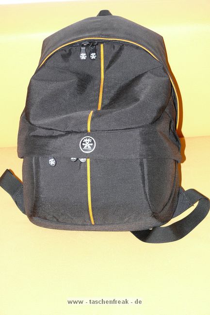 CRUMPLER PRETTY BOY BACKPACK XL\n\nFoto von Jrg Langer\n\nKommentar des Nutzers:\n\nDie Crumpler Pretty Boys sind sehr gut verarbeitet und extrem strapazierfhig.\nDas Ladevolumen innen ist deutlich kleiner wie die Crumpler dieses von auen einem "vormachen". Die Form ist sehr stylish und nicht direkt als Fotorucksack zu identifizieren, was diese fr Citytouren sehr empfehlenswert macht. \n\nDas Fotofach ist gut geschtzt und stark gepolstert. Das Notebookfach, welches durch das obere Daypackfach zugnglich ist ist gut geschtzt am Rcken angenehm und kann stressfrei bis zu 17" Apple oder 15,4" Notebooks anderer Hersteller aufnehmen. Die Tragegurte sind angenehm gepolstert aber auch nicht zu dick und strend. Einen Bauchgurt gibt es nicht. \n\nDie Reissverschlsse sind leichtgngig und sehr gut geschtzt durch groe feste Stoffberhnge.\n\nStativhalterung und Befestigungsschlaufen hat dieser Foto-Daypack-Rucksack nicht.\n\nPreis / Leistung ist bei Crumpler sehr gut!