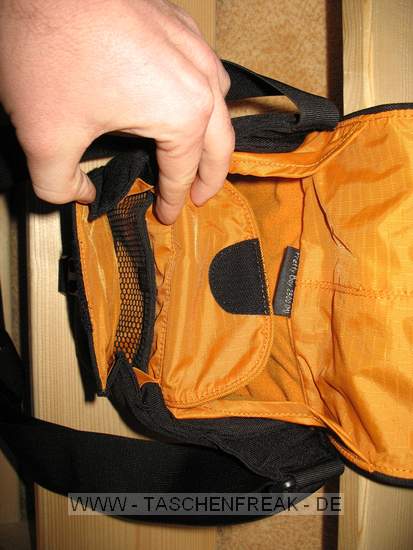 Crumpler Pretty Boy M\n\nFoto von Rainer Friedmann - VIELEN DANK!\n\nKommentar des Nutzers:\n\nHallo,\n\nhtte hier ein paar Bilder fr Die Taschenbersicht.\n\nArt: Schultertasche\n\nHersteller: Crumpler\n\nTyp: Pretty Boy 2500(M)\n\nInhalt: Canon EOS 350D mit Canon 17-85 IS Objektiv\n\nSonstiges: Die Kamera passt genau rein und lsst sich recht leicht einlegen. Das Objektiv drfte aber nicht mehr lnger sein. In der Fronttasche hat es gengend Platz fr zB. das Ladegert, weitere Akkus oder Speicherkarten. Die Tasche lsst sich leit umhngen und ist Top verarbeitet. \n\nGru\nRainer