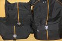 CRUMPLER PRETTY BOY XL (4000)\n\nFoto von Jrg Langer\n\nKommentar des Nutzers:\n\nHier ein Vergleichsbild zwischen Crumpler Pretty Boy XL (4000) und XXXL (7500) und PrettyBoyBackpack XL.\n\nDie Crumpler Pretty Boys sind sehr gut verarbeitet und extrem strapazierfhig.\nDas Ladevolumen innen ist deutlich kleiner wie die Crumpler dieses von auen einem "vormachen". Die Form ist sehr stylish und nicht direkt als Fototasche zu identifizieren, was diese fr Citytouren sehr empfehlenswert macht. Der nicht abnehmbare Umhngegurt ist gut aber sehr fest und wird erst im Laufe der Nutzungsjahre flexibler unn weicher.\n\nPreis / Leistung ist bei Crumpler sehr gut!