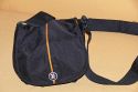 CRUMPLER PRETTY BOY XL (4000)\n\nFoto von Jrg Langer\n\nKommentar des Nutzers:\n\nDie Crumpler Pretty Boys sind sehr gut verarbeitet und extrem strapazierfhig.\nDas Ladevolumen innen ist deutlich kleiner wie die Crumpler dieses von auen einem "vormachen". Die Form ist sehr stylish und nicht direkt als Fototasche zu identifizieren, was diese fr Citytouren sehr empfehlenswert macht. Der nicht abnehmbare Umhngegurt ist gut aber sehr fest und wird erst im Laufe der Nutzungsjahre flexibler unn weicher.\n\nPreis / Leistung ist bei Crumpler sehr gut!