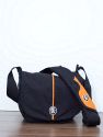 CRUMPLER PRETTY BOY MAXI 4000\n\nFoto und Text von GM - VIELEN DANK!\n\nKommentar des Nutzers:\n\nVerarbeitungsqualitt exzellent. Ermglicht den unaufflligen und zugriffschnellen Transport einer DSLR ohne Batteriegriff mit angesetztem Objektiv (bis etwa Gre Sigma 150/2.8 Makro).