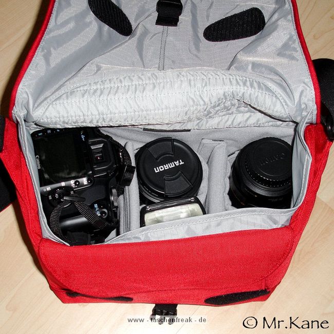 CRUMPLER PRETTY BOY 7500 XXXL\n\nFoto von Jan Schrder - Mr. Kane im DSLR-Forum - VIELEN DANK!\n\nKommentar des Nutzers:\n\nCanon Eos 400d mit hier angesetztem Canon EF-s 10-22.\nTamron 28-75mm XR Di mit GeLi\nCanon 75-300 IS USM mit GeLi (muss verkehrtrum drauf) Canon Speedlite 430 EX Sowie einen Beanbag (nicht im Bild)\n\nDas ganze passt locker rein, mehr geht aber kaum noch, nur noch ein Putztuch o..\nAlles ist ordentlich verstaut und gut geschtzt.