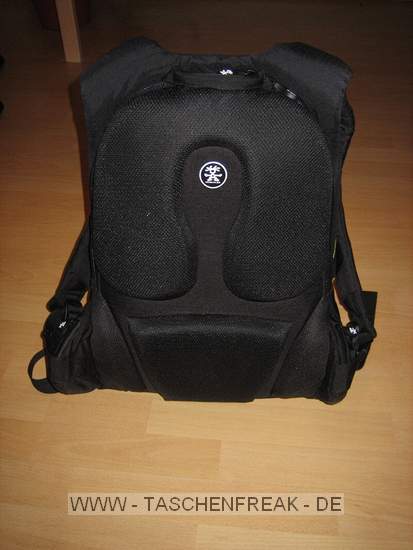 CRUMPLER - THE ROYAL COURT\n\nFoto von Andre Remy - VIELEN DANK FR DEIN MAIL!\n\nKommentar des Nutzers:\n\nHerstellerlink:\n\nhttp://www.crumpler.de/?product=Royal_Court_L&colour=Deep_Black_/_Lt._Army_G\nreen&page=details&product_id=RC-003\n\n\nEigene Meinung:\n\n'The Royal Court' ist fr mich als Einsteiger ein guter Kompromiss aus Foto-\nund Alltagsrucksack, da er von Auen recht unauffllig ist und nicht sofort\nmit einem Fotorucksack in Verbindung gebracht wird.\nWie man auf den Bildern erkennt, ist der Rucksacks zweigeteilt und\nermglicht so den getrennten Zugriff auf die Fotoausrstung. Die Polsterung\ndes Fotofachs kann man einzeln, aber auch vollstndig, entfernen und die\nTrennung zwischen Hauptfach und Fotofach aufheben, so dass man ein groes\nStaufach hat. Sehr praktisch und unauffllig ist auch das Laptopfach. Mein\n13,3" MacBook hat dort bequem Platz, bei greren Notebooks wrde ich vorher\nallerdings die Mae auf der Crumpler-Website vergleichen.\nStaufcher fr Kleinigkeiten wie Stifte, Zettel, Akkus, Speicherkarten, usw.\ngibt es fr mich mehr als ausreichend. Sehr praktisch sind auch die kleinen\nSeitenfcher auf beiden Seiten, die sich whrend des Tragens bequem\nerreichen lassen. Mein Handy aber auch ein PDA oder ein paar Schokoriegel\nhtten dort zum Beispiel Platz.\n\nDie auf dem bersichtsfoto abgebildeten Dinge schleppe ich natrlich nicht\nalle mit mir rum, sondern waren einfach nur gerade verfgbar um den Rucksack\nzu fllen. Statt dem dicken Wrterbuch und der Weinflasche wrde im\nHauptfach natrlich auch eine dickere Regenjacke Platz finden.\n\nDer Tragekomfort ist durch die dicken Rckenpolster und breiten\nSchultergurte recht angenehm, der Brustgurt entlastet den Rcken noch\nzustzlich ein wenig, allerdings nicht so stark wie ein Beckengurt.\n\nInsgesamt ist der Rucksack sehr gut verarbeitet, Foto und Laptopfach gut\ngepolstert und die Reiverschlsse sind sehr robust. Fr mein empfinden\netwas schwergngig, aber vielleicht gibt sich das mit der Zeit.