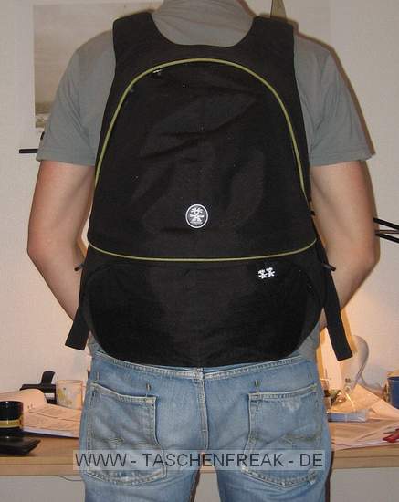 CRUMPLER - THE ROYAL COURT\n\nFoto von Andre Remy - VIELEN DANK FR DEIN MAIL!\n\nKommentar des Nutzers:\n\nHerstellerlink:\n\nhttp://www.crumpler.de/?product=Royal_Court_L&colour=Deep_Black_/_Lt._Army_G\nreen&page=details&product_id=RC-003\n\n\nEigene Meinung:\n\n'The Royal Court' ist fr mich als Einsteiger ein guter Kompromiss aus Foto-\nund Alltagsrucksack, da er von Auen recht unauffllig ist und nicht sofort\nmit einem Fotorucksack in Verbindung gebracht wird.\nWie man auf den Bildern erkennt, ist der Rucksacks zweigeteilt und\nermglicht so den getrennten Zugriff auf die Fotoausrstung. Die Polsterung\ndes Fotofachs kann man einzeln, aber auch vollstndig, entfernen und die\nTrennung zwischen Hauptfach und Fotofach aufheben, so dass man ein groes\nStaufach hat. Sehr praktisch und unauffllig ist auch das Laptopfach. Mein\n13,3" MacBook hat dort bequem Platz, bei greren Notebooks wrde ich vorher\nallerdings die Mae auf der Crumpler-Website vergleichen.\nStaufcher fr Kleinigkeiten wie Stifte, Zettel, Akkus, Speicherkarten, usw.\ngibt es fr mich mehr als ausreichend. Sehr praktisch sind auch die kleinen\nSeitenfcher auf beiden Seiten, die sich whrend des Tragens bequem\nerreichen lassen. Mein Handy aber auch ein PDA oder ein paar Schokoriegel\nhtten dort zum Beispiel Platz.\n\nDie auf dem bersichtsfoto abgebildeten Dinge schleppe ich natrlich nicht\nalle mit mir rum, sondern waren einfach nur gerade verfgbar um den Rucksack\nzu fllen. Statt dem dicken Wrterbuch und der Weinflasche wrde im\nHauptfach natrlich auch eine dickere Regenjacke Platz finden.\n\nDer Tragekomfort ist durch die dicken Rckenpolster und breiten\nSchultergurte recht angenehm, der Brustgurt entlastet den Rcken noch\nzustzlich ein wenig, allerdings nicht so stark wie ein Beckengurt.\n\nInsgesamt ist der Rucksack sehr gut verarbeitet, Foto und Laptopfach gut\ngepolstert und die Reiverschlsse sind sehr robust. Fr mein empfinden\netwas schwergngig, aber vielleicht gibt sich das mit der Zeit.