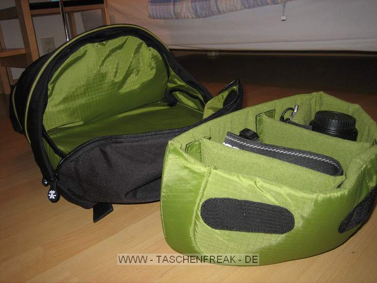 CRUMPLER - THE ROYAL COURT\n\nFoto von Andre Remy - VIELEN DANK FR DEIN MAIL!\n\nKommentar des Nutzers:\n\nHerstellerlink:\n\nhttp://www.crumpler.de/?product=Royal_Court_L&colour=Deep_Black_/_Lt._Army_G\nreen&page=details&product_id=RC-003\n\n\nEigene Meinung:\n\n'The Royal Court' ist fr mich als Einsteiger ein guter Kompromiss aus Foto-\nund Alltagsrucksack, da er von Auen recht unauffllig ist und nicht sofort\nmit einem Fotorucksack in Verbindung gebracht wird.\nWie man auf den Bildern erkennt, ist der Rucksacks zweigeteilt und\nermglicht so den getrennten Zugriff auf die Fotoausrstung. Die Polsterung\ndes Fotofachs kann man einzeln, aber auch vollstndig, entfernen und die\nTrennung zwischen Hauptfach und Fotofach aufheben, so dass man ein groes\nStaufach hat. Sehr praktisch und unauffllig ist auch das Laptopfach. Mein\n13,3" MacBook hat dort bequem Platz, bei greren Notebooks wrde ich vorher\nallerdings die Mae auf der Crumpler-Website vergleichen.\nStaufcher fr Kleinigkeiten wie Stifte, Zettel, Akkus, Speicherkarten, usw.\ngibt es fr mich mehr als ausreichend. Sehr praktisch sind auch die kleinen\nSeitenfcher auf beiden Seiten, die sich whrend des Tragens bequem\nerreichen lassen. Mein Handy aber auch ein PDA oder ein paar Schokoriegel\nhtten dort zum Beispiel Platz.\n\nDie auf dem bersichtsfoto abgebildeten Dinge schleppe ich natrlich nicht\nalle mit mir rum, sondern waren einfach nur gerade verfgbar um den Rucksack\nzu fllen. Statt dem dicken Wrterbuch und der Weinflasche wrde im\nHauptfach natrlich auch eine dickere Regenjacke Platz finden.\n\nDer Tragekomfort ist durch die dicken Rckenpolster und breiten\nSchultergurte recht angenehm, der Brustgurt entlastet den Rcken noch\nzustzlich ein wenig, allerdings nicht so stark wie ein Beckengurt.\n\nInsgesamt ist der Rucksack sehr gut verarbeitet, Foto und Laptopfach gut\ngepolstert und die Reiverschlsse sind sehr robust. Fr mein empfinden\netwas schwergngig, aber vielleicht gibt sich das mit der Zeit.