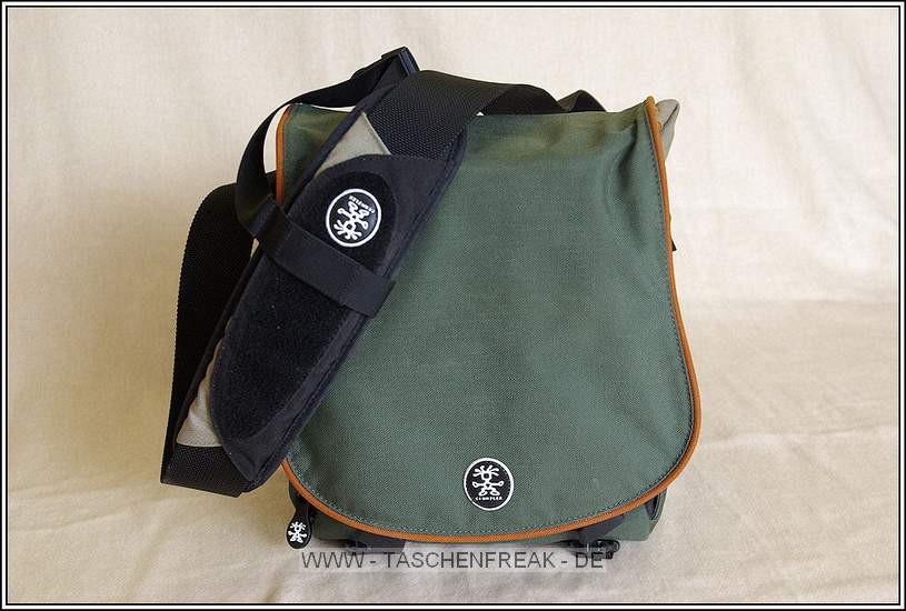 CRUMPLER TALLEE\n\nFoto und Kommentar von Mathias Tallee - VIELEN DANK!\n\nKommentar:\n\nHallo Taschenfreak-Team,\n\ndiese echt geniale Seite hat mir in meiner Kaufentscheidung sehr geholfen - ich bin nun stolzer Besitzer eines Lowepro Flipside 400.\n\nMeine alte Crumpler Tallee hat also ausgedient - Zeit dafr mich bei taschenfreak.de zu bedanken und meinen Beitrag zu leisten.\n\nGruss\n\nMathias\n\nIch war fast zwei Jahre mit der Crumpler unterwegs. Hab sie damals schon als Gebraucht ersteigert und die Tasche sieht immer noch aus wie neu! Nicht einmal geringste Gebrauchsspuren zu erkennen. Ein grosses Lob also an die Qualitt von Crumpler. Robuster geht's nimmer!\n\nDer untere Darkroom ist zwar zum Fotografieren nicht so geeignet, da er doch ziemlich gut versteckt ist. Fr auf Reisen dafr umso praktischer da doch ein dickeres Buch oder ein kleiner Schirm samt T-Shirt oder Regenjacke reinpasst. Wird der Darkroom unterteilt kommen durchaus noch mal 2-3 Festbrennweiten unter.\n\nDie Tasche habe ich auch auf Ganztagestouren als ausserordentlich Bequem empfunden. Der gut gepolsterte Schulteriemen in Verbindung mit dem "third-leg" waren fr mich angenehmer zu tragen als z.B. der Slingshot 200AW.\n\nIn der Tasche hatte ich...\n\nOben:\n- K10d (Bild K100d) mit angesetztem Sigma 17-70 (Bild Pentax 18-250)\n- Pentax 10-17\n- Sigma 55-200\n- zur Not geht unters Fisheye noch ein M50 1.4!\n\nUnten im Darkroom:\n- Sigma EF-500 DG\n- oder im Urlaub auch mal den dicken Reisefhrer samt Knirps!\n\nAussentasche:  \n- Akkus, Speicherkarten, Filter, LensPen und/oder hnliches\n\nKlapptasche Oben:     \n- Gut fr Flugticket oder Eintrittskarten sonstiger Art
