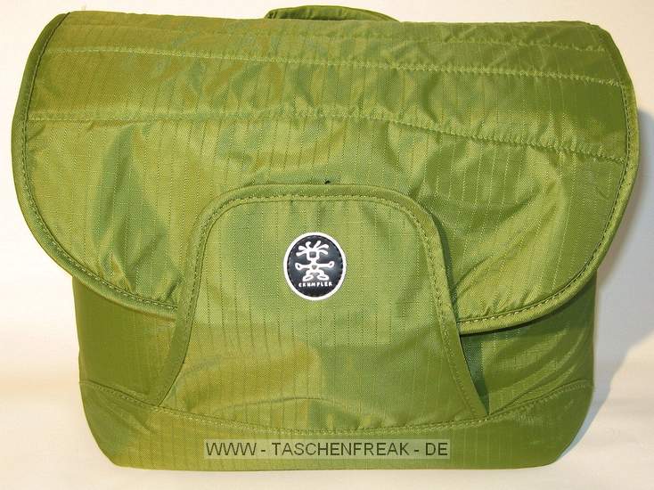 Crumpler The Daily L (490)\n\nFoto von Markus M. Muth - 1000 Dank!\n\nKommentar des Nutzers:\n\n... als fleiiger Leser des dforums und auch Kufer einer gebrauchten Fototasche von dir. Will ich die wirklich gute Seite zum Thema Fototaschen auch mal mit einem Beitrag untersttzen. Ich habe mir gerade die neue Crumpler -The Daily Large zugelegt. Und was ich bisher sagen kann bin ich sehr zufrieden damit. \n \nDen Bildern kann man ungefhr den Aufbau der Tasche entnehmen. Platz in der Tasche findet:\n \nCanon EOS 20D + vier Objektive (10-22, 17-40, 28-135 und 100-400), Blitz, und mein kleines JVC Notebook hier knnte aber auch ein greres Platz finden. Sonst gibt es viel Platz fr Filter, Batterien und sonstiges Zubehr in den vielen kleinen Taschen in der Vortasche, im Decke und drei Fchern im Innern der Tasche. Der gepolsterte Fotoeinsatz kann heraus genommen werden und so die Tasche als "normale" Umhngetasche genutzt werden.