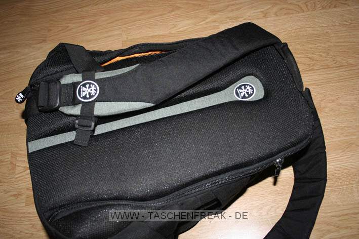 CRUMPLER - THE PUPPET\n\nFoto von einem anonymen User - VIELEN DANK FR DAS MAIL!\n\nKommentar des Nutzers:\n\nHallo,\n\nAnbei sende ich euch Fotos von der Crumpler - The Puppet tasche.\n\nMfg