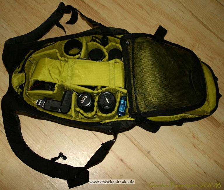 CRUMPLER ZOOMIVERSE XL\n\nFoto von Gordon Feuerhahn - VIELEN DANK!\n\nKommentar des Nutzers:\n\nHallo Jrg!\n\nDa ich auch im dforum Unterwegs bin (DreamFinder) hoffe ich mal das mit dem "DU" geht in Ordnung   ;o)\n\nHeute ist endlich mein Crumpler Zoomiverse XL in der Farbe "Charcoal / dk. Olive" angekommen und ich habe gleich mal ein paar Bilder gemacht, falls Du ihn auf Deiner Seite Unterbringen mchtest.\n\nDer Rucksack hat laut Crumpler die Mae 35x54x25 cm und das Laptopfach reicht fr Laptops bis ca. 40x25x3,5 cm.\nDie herausnehmbare Fototasche im inneren des Rucksackes ist ca. 34x48x15,5 cm gro.\n\nSomit bietet der Rucksack reichlich platz fr ein bis zwei Kamera Bodys und Objektive sowie weiteres Zubehr.\nDer Rucksack ist zum Rcken hin extrem gut gepolstert und erhht durch einen zustzlichen Brust-, und Bauchgurt den Tragekomfort, auch bei schwerer Beladung, erheblich.\n\nAn den unteren Ecken sind (rechts sowie linksseitig) zwei kleine Taschen, wo z.B. das Handy oder ein MP3 Player Problemlos ihren Platz finden. Crumpler hat sogar daran gedacht eine Kabelfhrung, fr die Kopfhrer, mit an den Trageriemen anzubringen.\n\nEs sind noch zwei weitere von auen zu ffnende Fcher an dem Rucksack, die reichlich Stauraum bieten.\nDas groe Fach bietet ausreichend Platz fr Akkus, Speicherkarten und Schreibutensilien.\n\nDer Rucksack ist in den Farben "Deep Black / dk. Mouse Grey", "Charcoal / dk. Olive", "Navy / Carrot", "Gravel Grey / Orange" erhltlich.\n\nEin suchen im Internet nach einem gnstigen Anbieter ist dringend zu empfehlen, da es durchaus Preisunterschiede von 100 Euro gibt.\n\nIch habe meinen fr 144,00 Euro inkl. MwSt und Porto/Verpackung erstanden.\n\nGordon