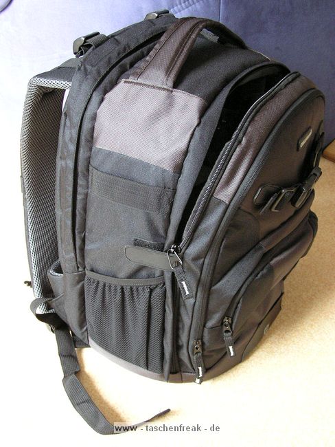 CULLMANN BACK PACK 600\n\nFoto und Text von Thomas WIll - VIELEN DANK!!\n\nKommentar:\n\nHallo Jrg,\n\nes hat jetzt ein bischen gedauert, aber hier sind die Fotos.\nEs ist ein Cullmann Back Pack 600 + in black/grey.\nDas Notebookfach habe ich nicht fotografiert, weil es da nicht viel zu sehen \ngibt. Es pat ein 15,4 Zoll (IBM Thinkpad T60) bequem rein.\n\nDie Ausrstung ist noch nicht so arg viel, weil ich gerade mit DSLR anfange.\nEs ist eine Canon D60 mit einem 580 EX II (oben quer) in seiner Schutzhlle, \ndaneben das Netzteil fr den Akku mit Kabel.\n\nDie Fcher und Netze in den Deckeln sind sehr grorumig. Darin sind die \nAnleitungen fr Kamera und Blitz und 2x4 Akkus verstaut, was auf den Fotos gar \nnicht auffllt.\nDie Polsterung (auch am Rcken) ist sehr ppig. \n\nSchne Gre\nThomas