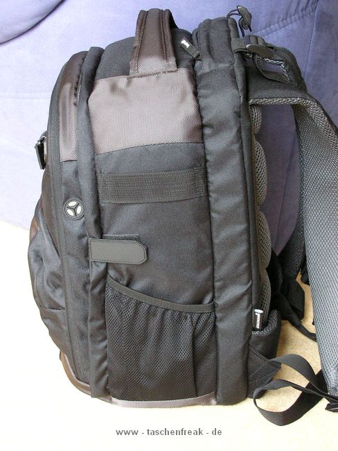 CULLMANN BACK PACK 600\n\nFoto und Text von Thomas WIll - VIELEN DANK!!\n\nKommentar:\n\nHallo Jrg,\n\nes hat jetzt ein bischen gedauert, aber hier sind die Fotos.\nEs ist ein Cullmann Back Pack 600 + in black/grey.\nDas Notebookfach habe ich nicht fotografiert, weil es da nicht viel zu sehen \ngibt. Es pat ein 15,4 Zoll (IBM Thinkpad T60) bequem rein.\n\nDie Ausrstung ist noch nicht so arg viel, weil ich gerade mit DSLR anfange.\nEs ist eine Canon D60 mit einem 580 EX II (oben quer) in seiner Schutzhlle, \ndaneben das Netzteil fr den Akku mit Kabel.\n\nDie Fcher und Netze in den Deckeln sind sehr grorumig. Darin sind die \nAnleitungen fr Kamera und Blitz und 2x4 Akkus verstaut, was auf den Fotos gar \nnicht auffllt.\nDie Polsterung (auch am Rcken) ist sehr ppig. \n\nSchne Gre\nThomas