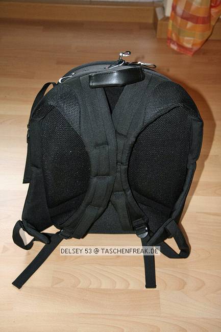 DELSEY 53\n\nFoto von Jens Krmer - VIELEN DANK!\n\nKommentar des Nutzers:\n\nDies ist der groe Rucksack fr Ihre digitale SLR oder professionelle Kleinbildkamera und Ihr Notebook, Stativ und Zubehr, wenn Sie auf Reisen auf Komfort und Mobilitt nicht verzichten wollen. Ein gepolstertes Kamerafach und das ebenfalls gepolsterte Fach fr 17"-Notebooks mit weichem Mikrofaser-Bezug schtzen Ihre Ausrstung ebenso wie der serienmige Schlechtwetter-berzug.\n \nAusstattung:\nAirline Carry-on, Front-Organizer-Tasche mit vielen Fchern, Gepolstertes Hauptfach, Gepolstertes Notebook-Fach (17"), Netztasche mit Reiverschluss, Schlechtwetter-berzug, Stativ-Tragevorrichtung, Verstellbares, gepolstertes Tragesystem, Zwei Schlsser\n \nVariable Inneneinrichtung fr 1 oder 2 DSLRs oder 35mm-SLRs mit Wechselobjektiven, Profi-Blitz, 17"-Notebook, viel Zubehr und Reiseutensilien.\n \nAbmessungen: \nInnen: 41 cm x 12 cm x 33 cm\nAuen: 47.5 cm x 29 cm x 35 cm\nFassungsvermgen: 16,24 ltr\nGewicht: 2,125 kg\n\nIch habe mit die EOS 350d Blitz Canon 430EX, Canon 70-200mm 2,8L, Canon 70-300IS, 17-55IS, 50mm 1,4, 60mm 2,8 Makro. Akkus, 15,4Zoll Laptop, Kleinkram fr die Kamera.\n\nGru Jens