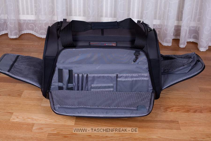 DELSEY PRO 1\n\nFoto und Kommentar von Stefan Schfer - VIELEN DANK!\n\nKommentar:\n\nHallo,\n\nwrde gerne die Bilder dieser Tasche fr eure Seite zur Verfgung stellen:\n\nDelsey Pro 1.\n\n(Zur Grenvorstellung die 1,5L Flasche Wasser)\n\nWirklich viel Platz , ich habe eine 5D mit Batteriegriff und angesetztem 70-200 2.8 L IS, eine 40D mit Batteriegriff und 50mm 1.4, zwei zustzliche Objektive, Blitz 580 EX II und diverses Zubehr drin. Ist noch weiterer Platz. Also, wer eine wirklich groe Tasche fr viel Equipment braucht - ich kann diese nur empfehlen. Von der Verarbeitung und Qualitt des Materials her wrde ich behaupten wollen, besser als Lowepro.\n\nDie Griffe sind "versenkbar", der Schulterriemen ist super gepolstert, Bodenplatte fest - hnlich einer Sporttasche mit Standfen, das Regencover ist gut verstaut, das Hauptfach lsst sich mit einem mitgelieferten Bgelschlo verschlieen und in zwei Ebenen aufteilen. Toll sind auch die mitgelieferten Objektivschutzhllen.\n\nGru, Stefan Schfer